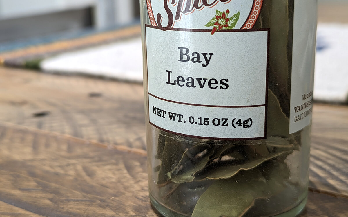 spice bottle displaying net weight of contents